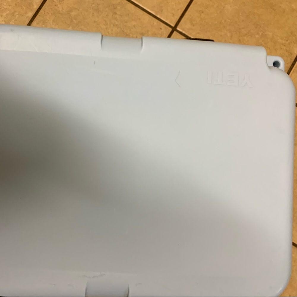 Yeti roadie 20  one latch is broke but still does fine keeping things cold